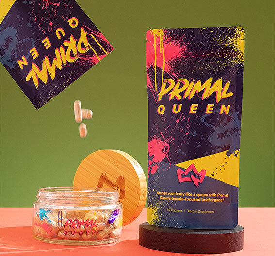 Cápsulas de Primal Queen junto a la bolsa del producto