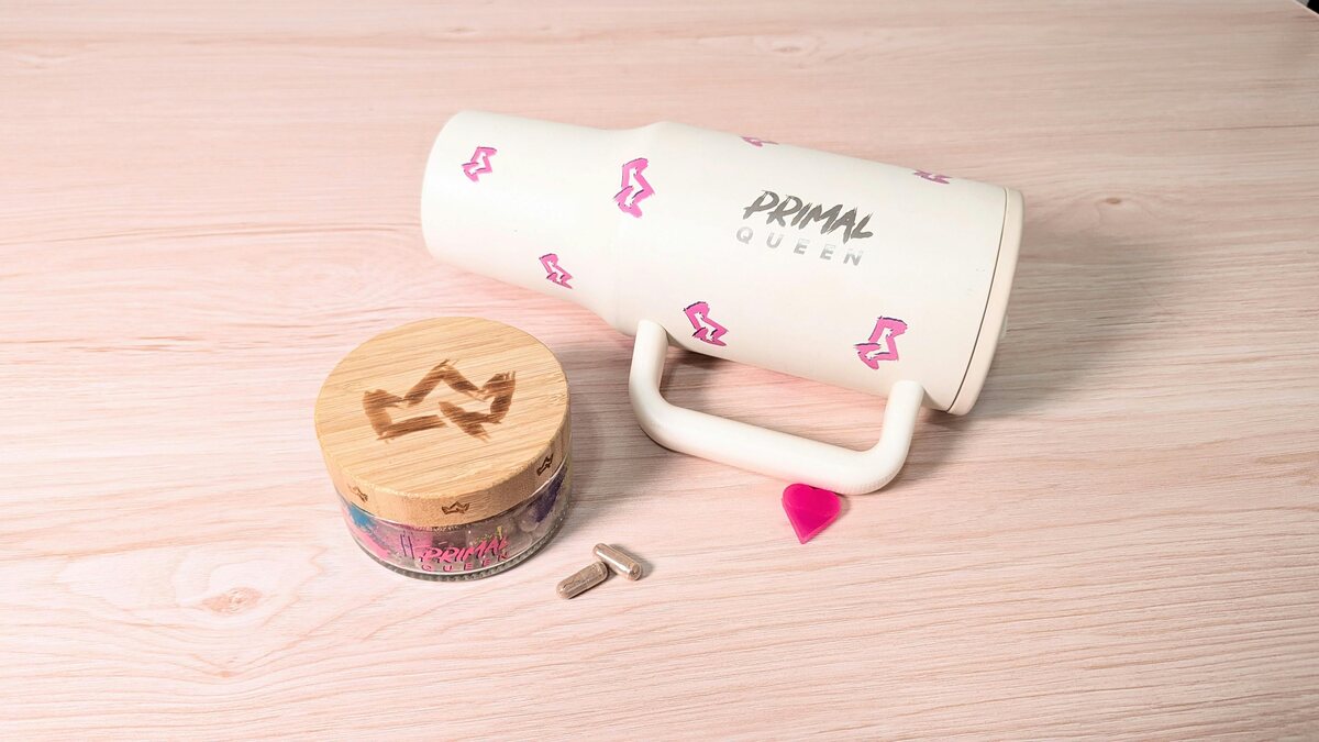 Producto real Primal Queen: tarro de vidrio y estuche de viaje