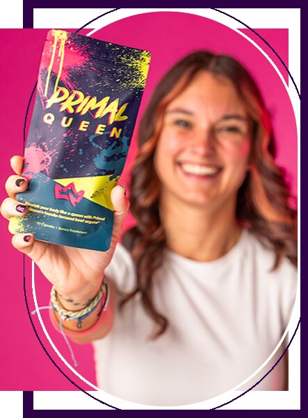 Mujer sosteniendo la bolsa de Primal Queen